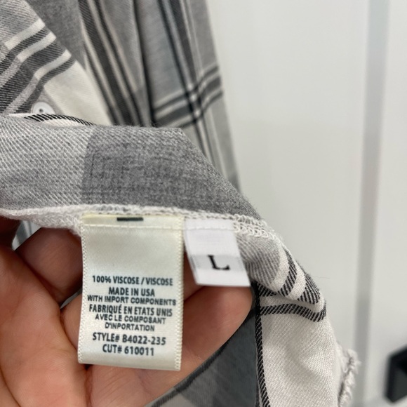 Bella Dahl grey and white flannel blouse. Size large. - Picture 3 of 3